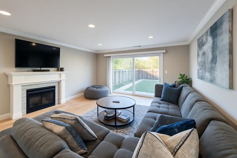 TV and multimedia, Living room, Decorative detail, Seating area, Evening entertainment, Garden view, fireplace