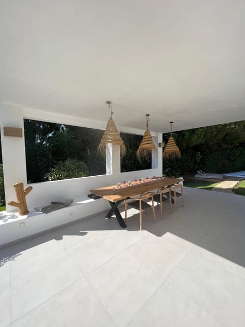 Villa Ibiza style, intimité, calme et proche des plages Villa in Sitio de Calahonda