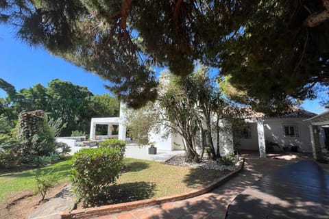 Property building, Day, Garden, Garden view