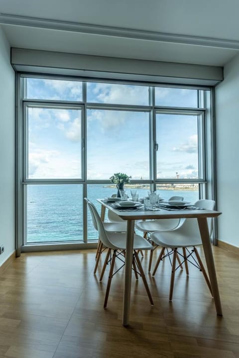 APARTAMENTO CON INCREIBLES VISTAS A LA PLAYA DE RIAZOR Condominio in A Coruna