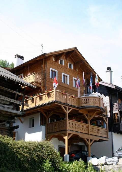 Facade/entrance