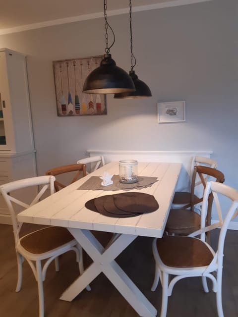 Photo of the whole room, Decorative detail, Dining area