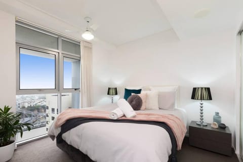 SK1 - 2 level 2 Bedroom Skyline SkyHome Condo in Brisbane City