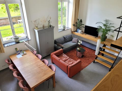 TV and multimedia, Living room, Seating area, Dining area