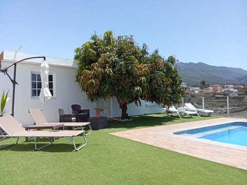 Property building, Garden view, Mountain view, Pool view, Swimming pool, sunbed