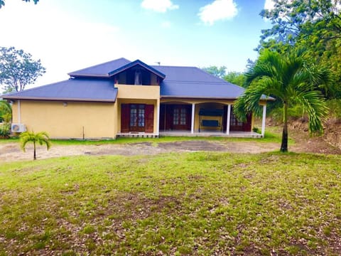 Maison de 3 chambres a Deshaies a 850 m de la plage avec vue sur la mer piscine partagee et jardin clos House in Deshaies