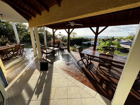 Maison de 3 chambres a Deshaies a 850 m de la plage avec vue sur la mer piscine partagee et jardin clos House in Deshaies