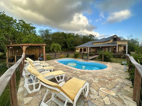 Maison de 3 chambres a Deshaies a 850 m de la plage avec vue sur la mer piscine partagee et jardin clos House in Deshaies