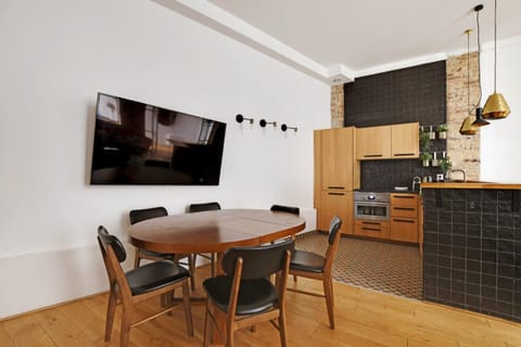 TV and multimedia, Kitchen or kitchenette, Living room, Seating area, Dining area, oven, stove