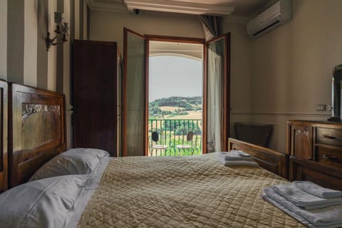 Bed, Natural landscape, TV and multimedia, View (from property/room), Photo of the whole room, Bedroom, Landmark view, air conditioner