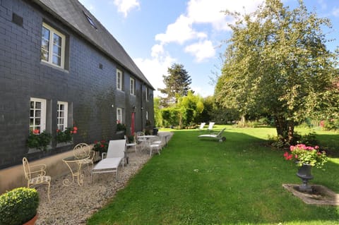 Property building, Garden, Garden view, sunbed