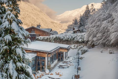 Property building, Nearby landmark, Day, Natural landscape, Winter, Mountain view