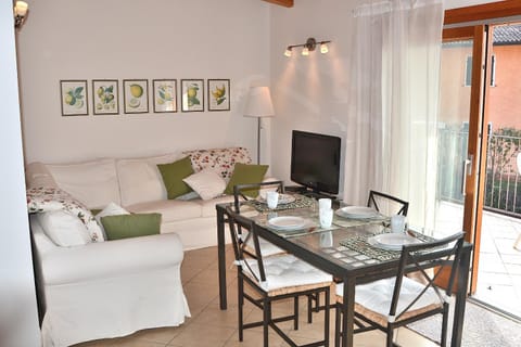 Apartment Bardino With Pool and Lake View Apartment in Torri del Benaco