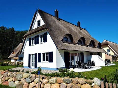 Property building, Garden, Garden, Balcony/Terrace