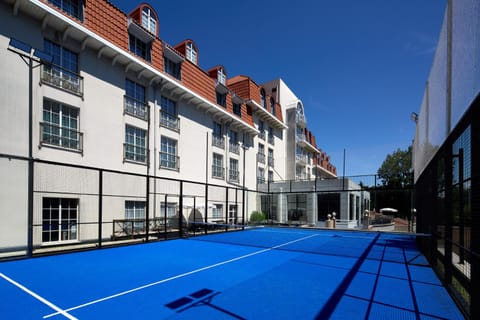 Tennis court, Area and facilities