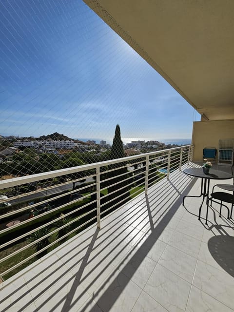 Amplio, luminoso y moderno Apartamento con amplia terraza y hermosas vistas en exclusiva urbanizacion Apartment in Benalmadena
