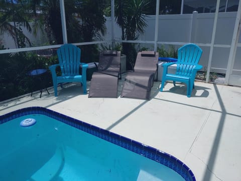 Cozy and Conveniently located Pool Home with Free WiFi Casa in Town N Country