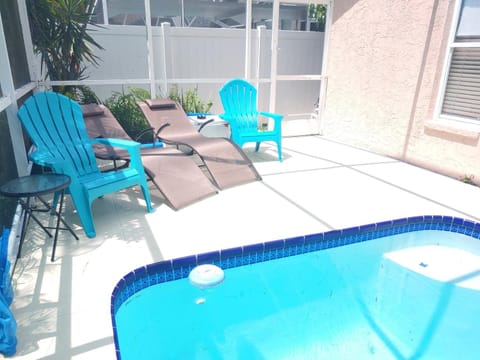Cozy and Conveniently located Pool Home with Free WiFi House in Town N Country