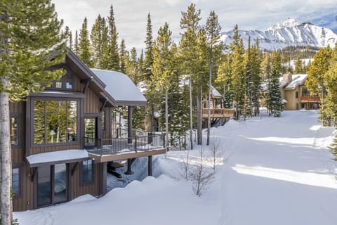 Property building, Day, Natural landscape, Winter, Mountain view