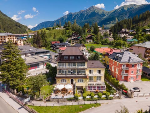 Property building, Day, Neighbourhood, Mountain view, Location