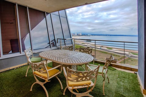 Stay at The Point - Prestigious Prominent Penthouse Condo in Durban