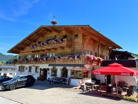 Property building, Balcony/Terrace, Parking