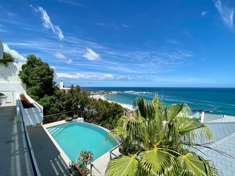 Clifton YOLO Spaces - Clifton Mansion Villa Bed and Breakfast in Cape Town