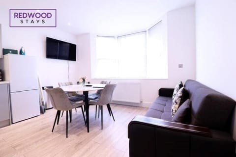 Everest Lodge Serviced Apartments for Contractors & Families, FREE WiFi & Netflix by REDWOOD STAYS Copropriété in Farnborough