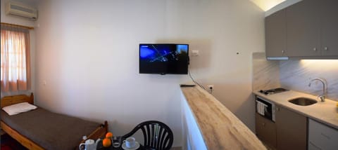 Bed, TV and multimedia, Bedroom