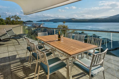 Waves 5 Luxury 3 Bedroom Breathtaking Ocean Views Central Location Maison in Whitsundays