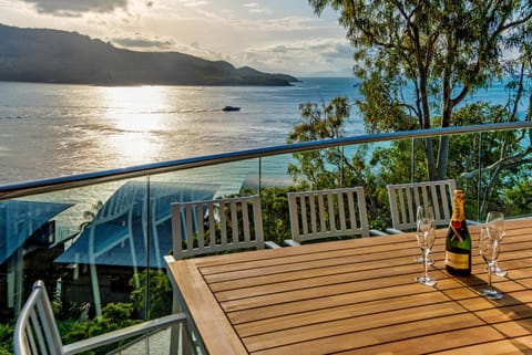 Waves 5 Luxury 3 Bedroom Breathtaking Ocean Views Central Location Haus in Whitsundays