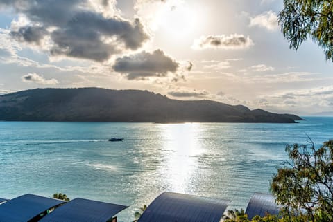 Waves 5 Luxury 3 Bedroom Breathtaking Ocean Views Central Location House in Whitsundays