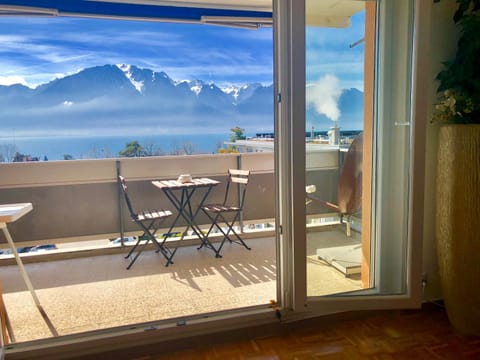 View (from property/room), Balcony/Terrace, Dining area, Mountain view, Sea view