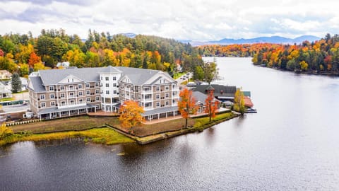 Saranac Waterfront Lodge Capanno nella natura in Upper Saranac Lake