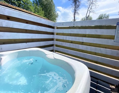 Magpie 4 Hot Tub Huntersmoon-Warminster-Bath-Salisbury Casa in Warminster