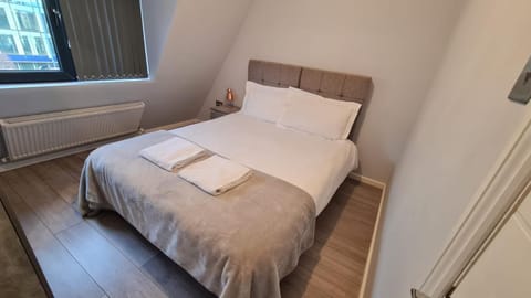 Zen Quality flats near Heathrow that are Cozy CIean Secure total of 8 flats group bookings available Apartment in Hounslow