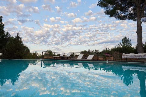 Day, Natural landscape, Pool view, Swimming pool, sunbed