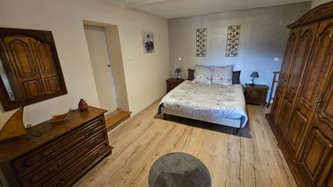 Photo of the whole room, Bedroom