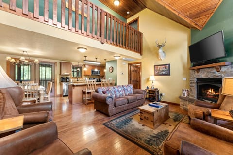 Timeless Memories Lodge - Sleeps 14 Home Nature lodge in Table Rock Lake