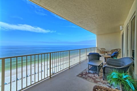 Marvelous Condo with Beachside Pool and Free Poolside WiFi - Unit 0902 Condo in Upper Grand Lagoon