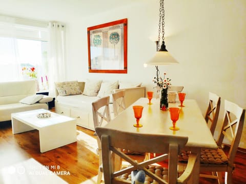 ZUM WOHLFÜHLEN FERIENWOHNUNG FÜR MAX 5 ERWACHSENE und 1 Kind, Schwimmbad vor der Tür, Tiere erlaubt Apartment in Sierksdorf