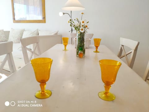 ZUM WOHLFÜHLEN FERIENWOHNUNG FÜR MAX 5 ERWACHSENE und 1 Kind, Schwimmbad vor der Tür, Tiere erlaubt Apartment in Sierksdorf