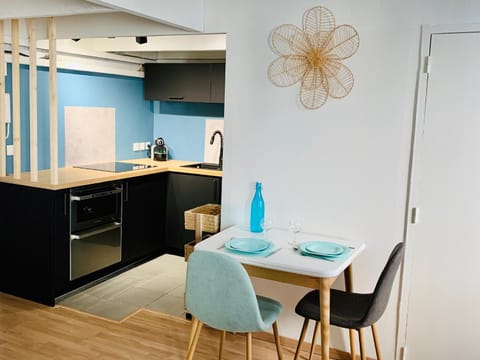 Coffee/tea facilities, Kitchen or kitchenette, Dining area