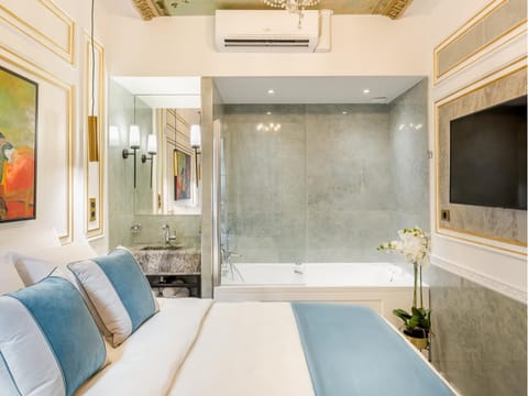 Shower, Bed, Bathroom, TV and multimedia, Photo of the whole room, Bedroom, Bath, towels