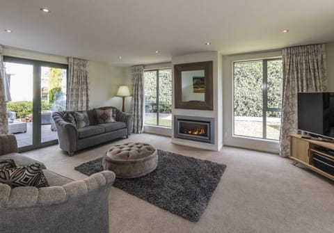 TV and multimedia, Living room, Seating area, Garden view, flat iron