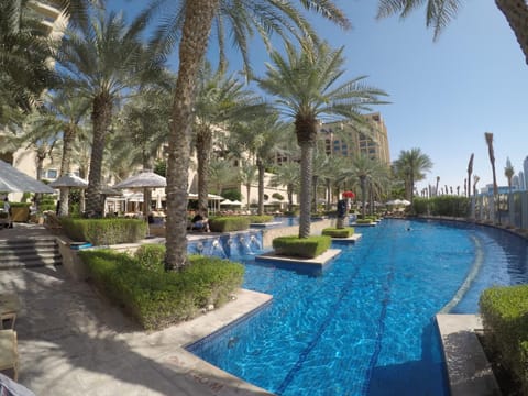 Beachfront Apartment for Family Vacation on Palm Condo in Dubai