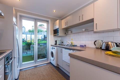 Sunny Character 2 Bedroom Home - Mission Bay House in Auckland