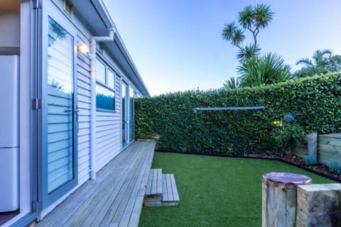 Sunny Character 2 Bedroom Home - Mission Bay Apartment in Auckland