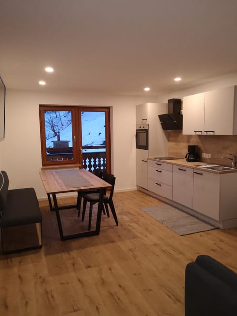 Kitchen or kitchenette, Living room, Seating area, Dining area, pet friendly, stove