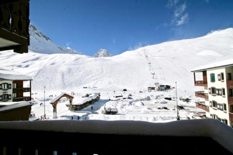 Neighbourhood, Winter, Balcony/Terrace, Mountain view